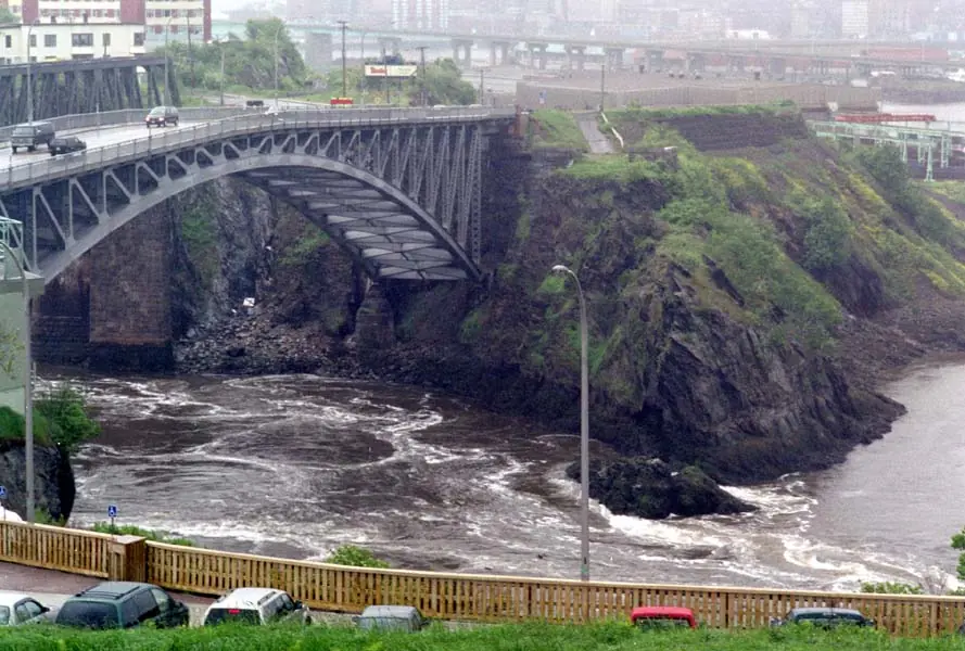 ¿Puede un río fluir hacia atrás en una catarata?