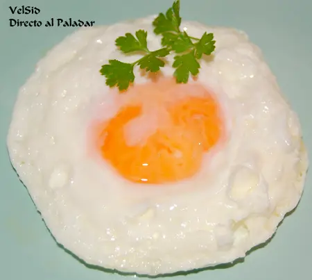 Huevos fritos cocidos en el microondas