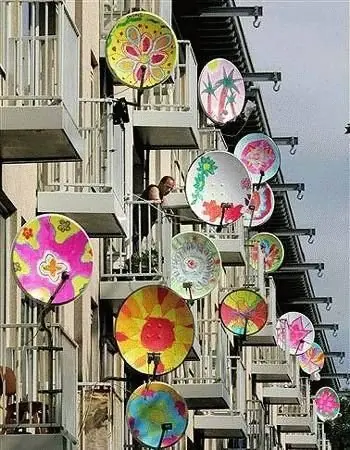 Arte con antenas parabólicas.