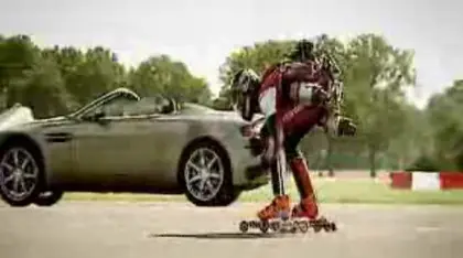 Aston Martin contra un patinador ¿quien gana ?