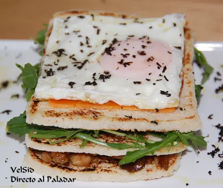 Milhojas de pollo y huevo frito