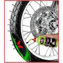 colocando gel antipinchaduras en la rueda de tu moto