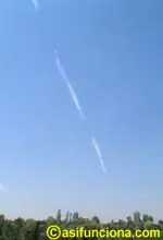 Porque los aviones dejan una estela blanca en el cielo ?