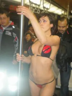 El baile del caño llega al subte porteño