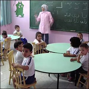 Las chicas a la escuela!