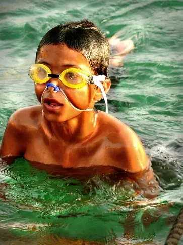 NIños atrapados en redes de pesca