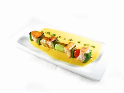 Brocheta de pollo con crema de manzana