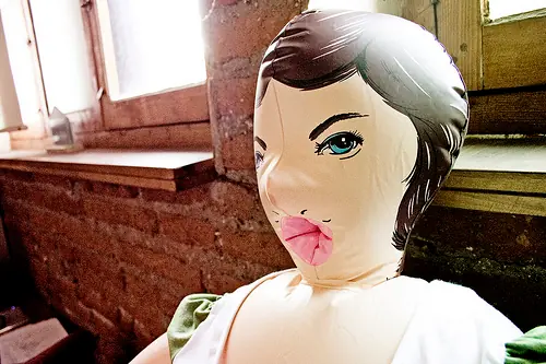 La muñeca inflable casi 67 años