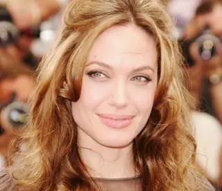 A. Jolie muy vieja para Tomb Raider