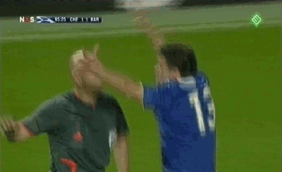 Ballack y el Arbitro muchos gifs graciosos