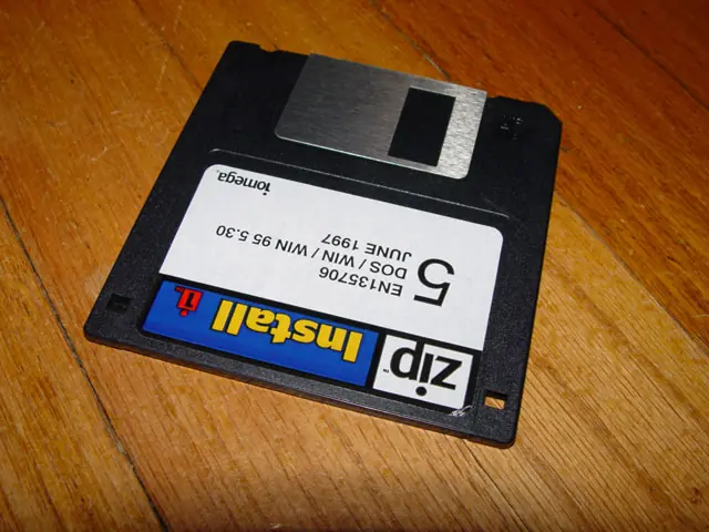 Nave enterprise con un disquete