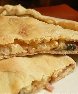 Pizza calzone de salami picante