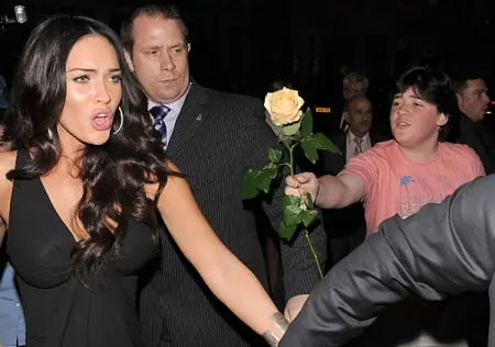 Megan Fox y el chico de la rosa amarilla