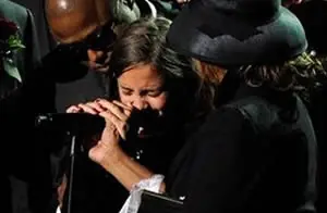 Hija de Jackson habla en servicio público