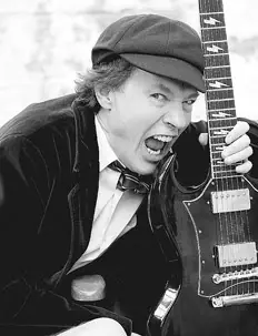 Angus Young ya tiene 54 pirulos (Homenaje)