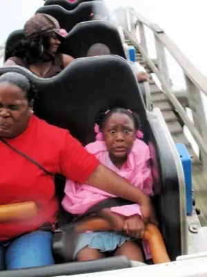 Caras y gestos en la montaña rusa