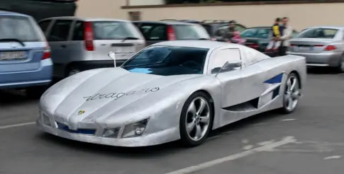 Italiano construye su propio superauto a mano