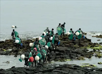 Mujeres que trabajan en el fondo del mar.