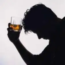 Alcoholismo o dependencia del alcohol.