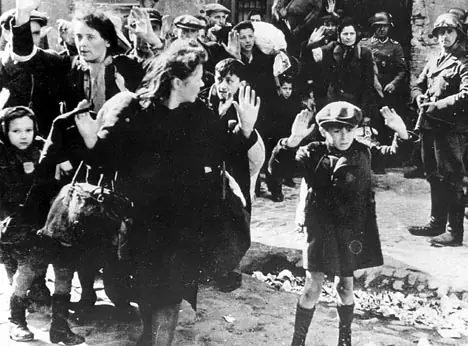 Huyo del Holocausto y regreso a Alemania con la Invasion