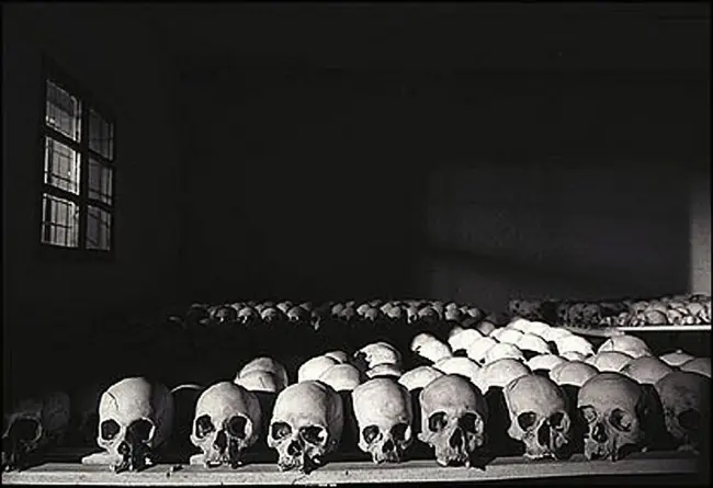 La niña que dormia entre los muertos