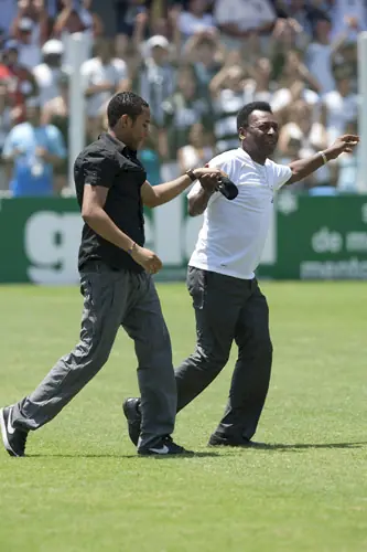 el city contrata 8 guard. para escoltar a robinho en brasil