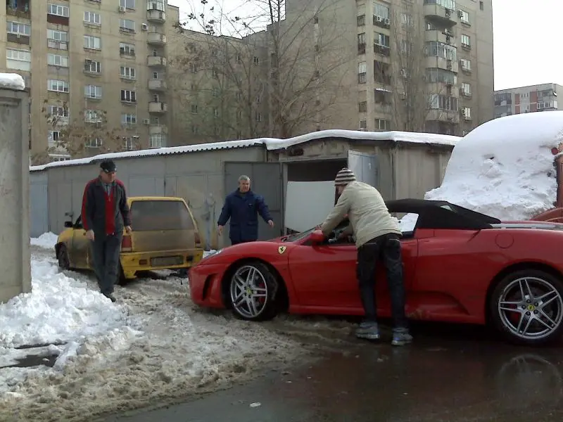 Ferrari F430 remolcada por Daewoo Tico