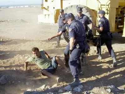 En nombre de la seguridad.