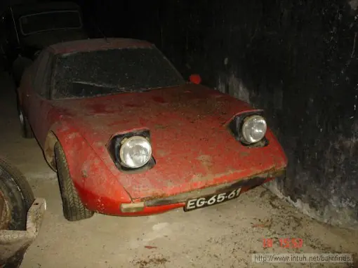coches de época en una granja d