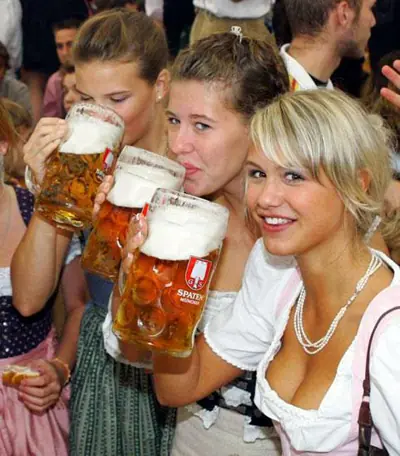 Mujeres a beber cerveza