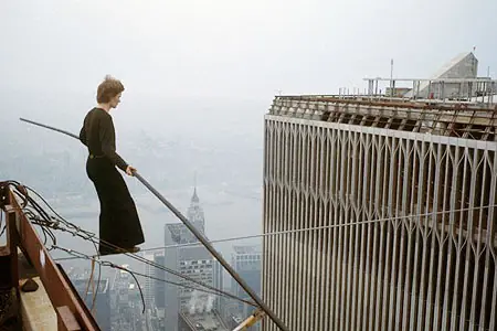 Camina por un cable desde una Torre a la otra