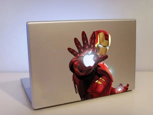 Increíble calco de Iron Man en una notebook