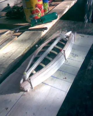 Bote miniatura de madera balsa
