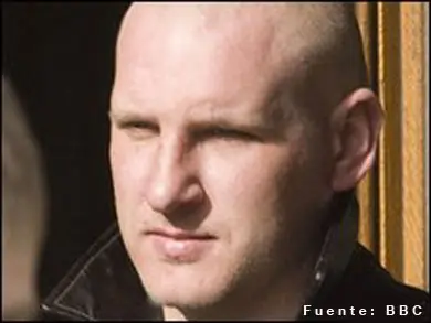 Multado por intentar golpear con su pene a policia