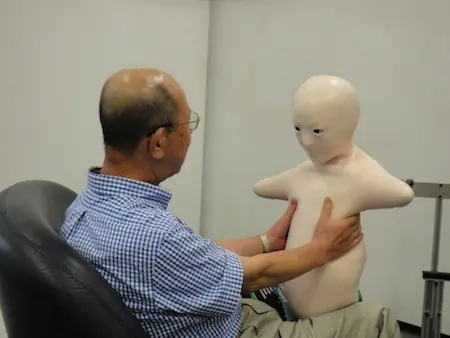 Terrorífico robot que hará compañía a los abuelos japone