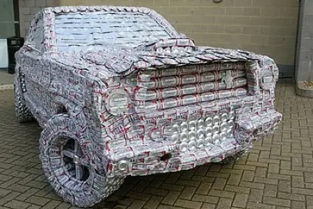 Ford Mustang hecho a base de latas de cerveza