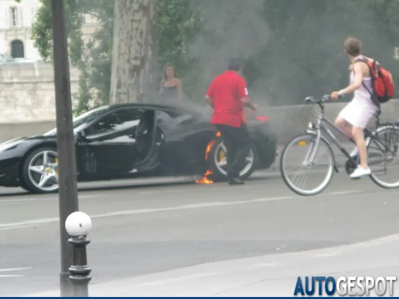 Una Ferrari 458 Italia en llamas