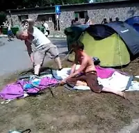 Dos borrachos intentan abrir una carpa