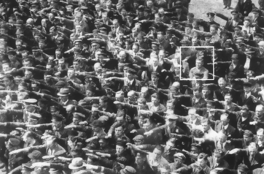 El hombre cruzado de brazos frente a Hitler.