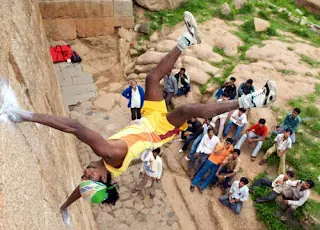 Spiderman indio y sus acrobacias peligrosas