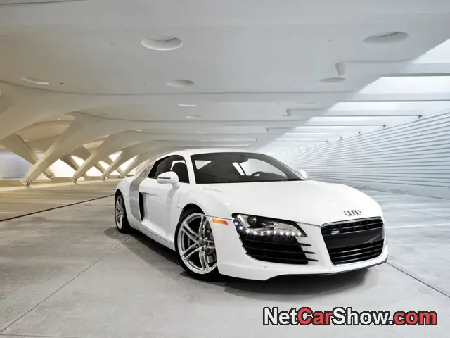Audi R8 vs Bugatti Veyron