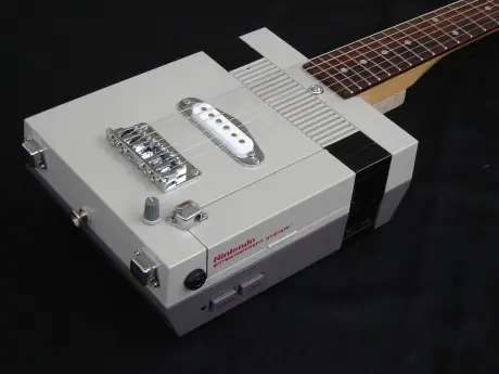 Guitarra eléctrica hecha con una NES