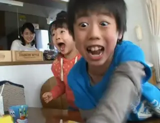 Niños Chinos locos por juguetes de McDonald´s