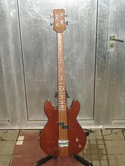 Bajo artesanal.