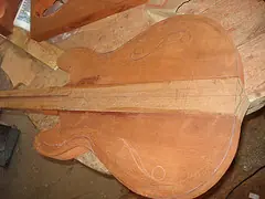 Bajo artesanal.