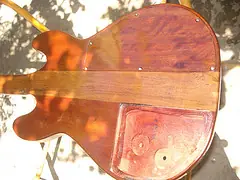 Bajo artesanal.