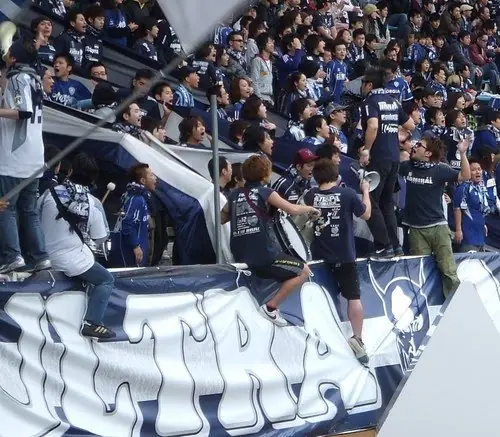 Hinchada japonesa, cantos, Diego y Evita