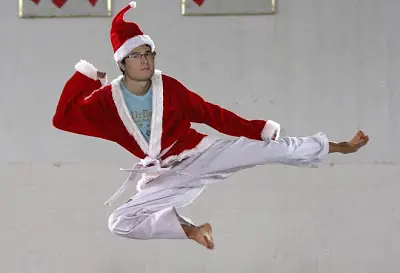 Karateca usa un mazo de cartas para dañar a su opont