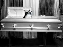 Un ataúd no siempre lleva un muerto dentro.