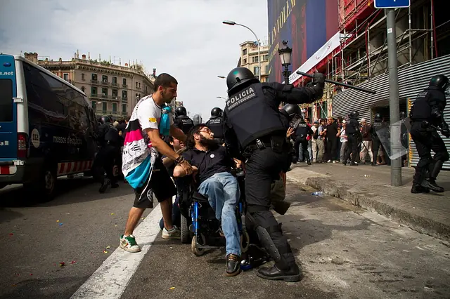 Spanish Revolution - Violenta represion policial desalojando